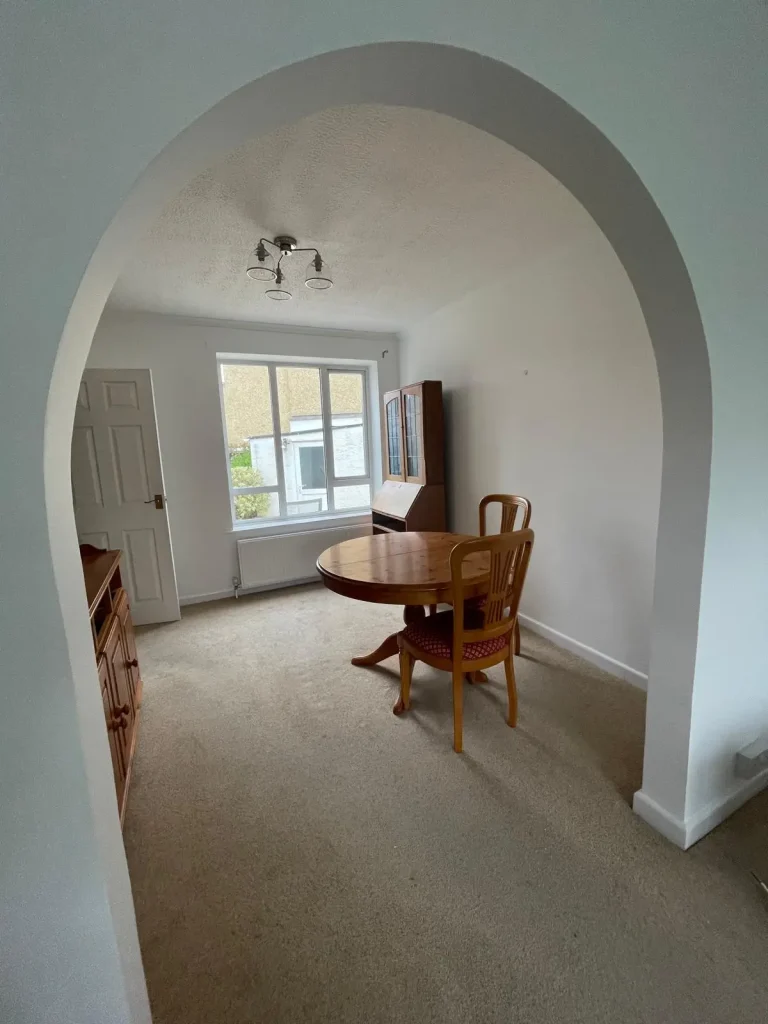 Interior loungediner walls ceilings and woodwork bs16-6ll-after