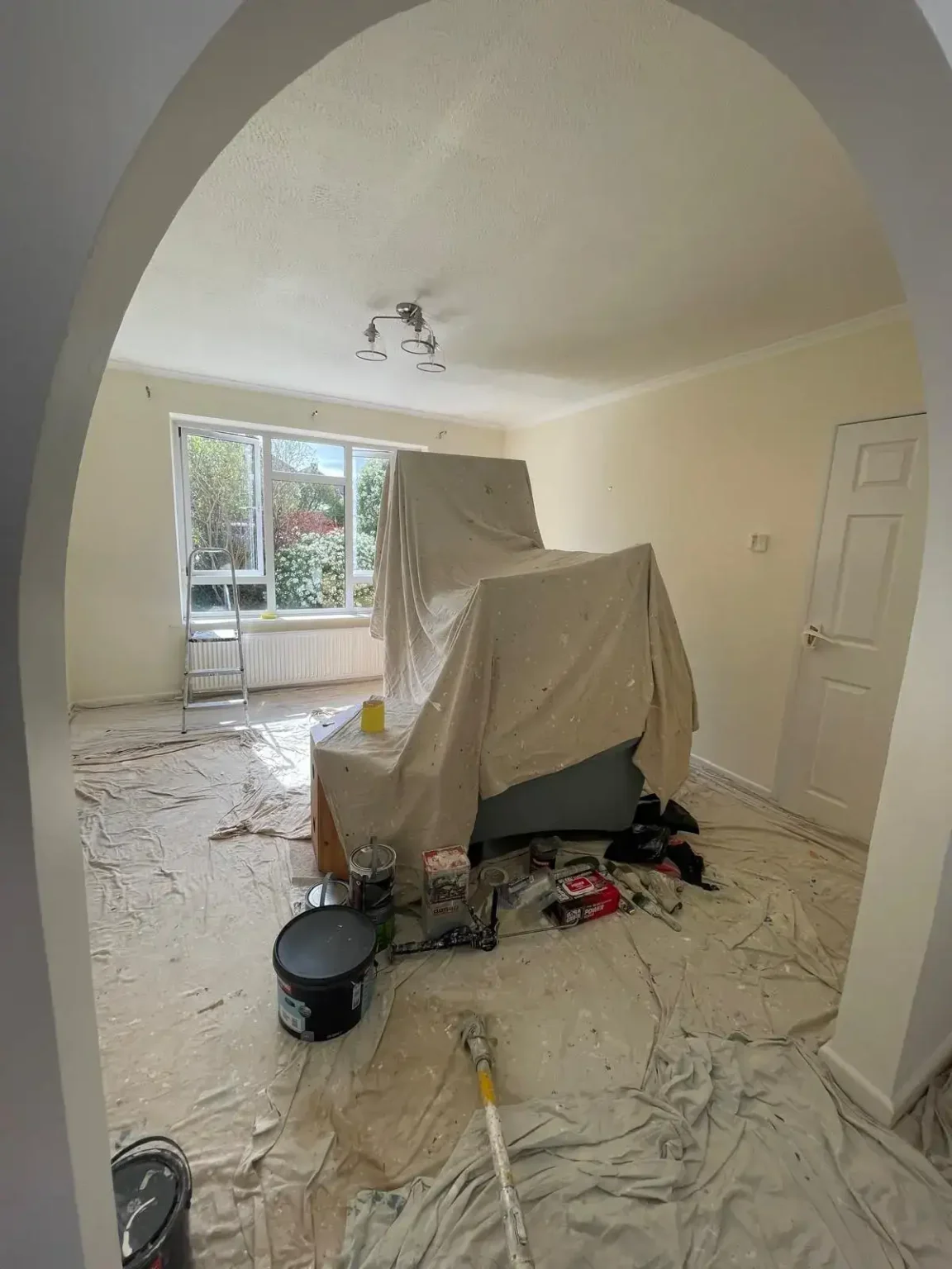 Home 13 Interior-loungediner-walls-ceilings-and-woodwork-bs16-6ll-before