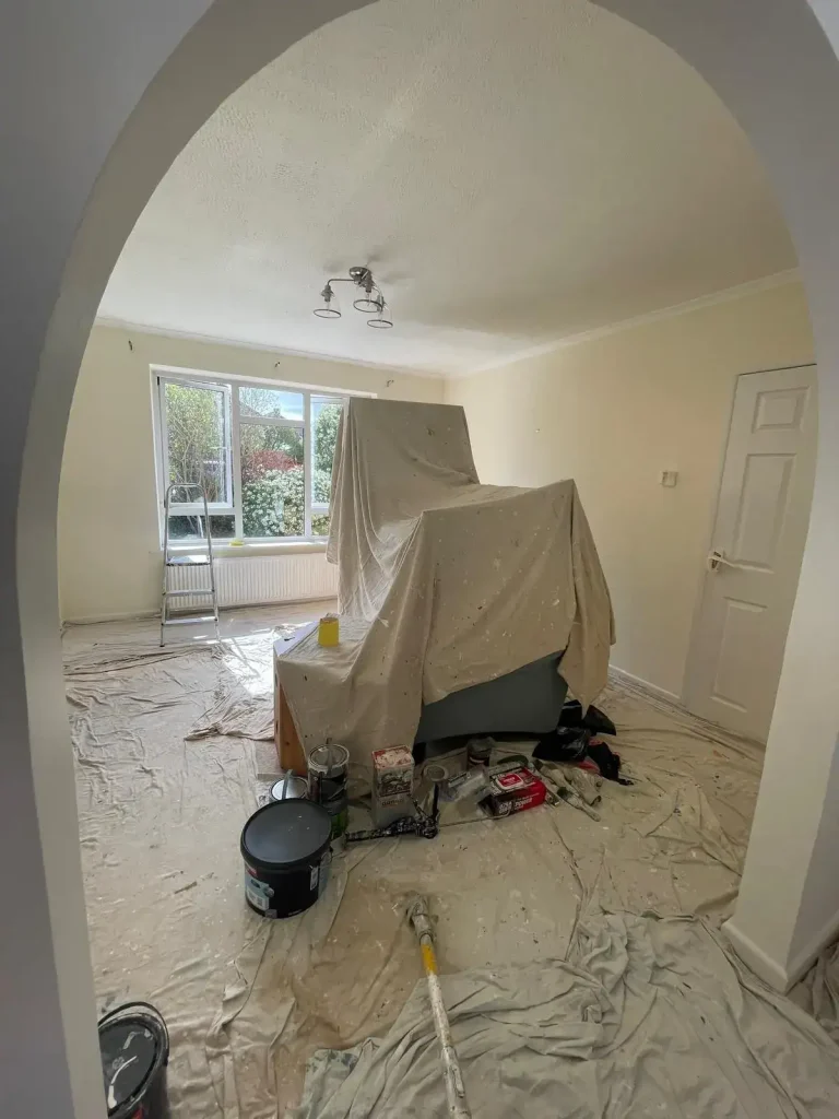 Interior-loungediner-walls-ceilings-and-woodwork-bs16-6ll-before